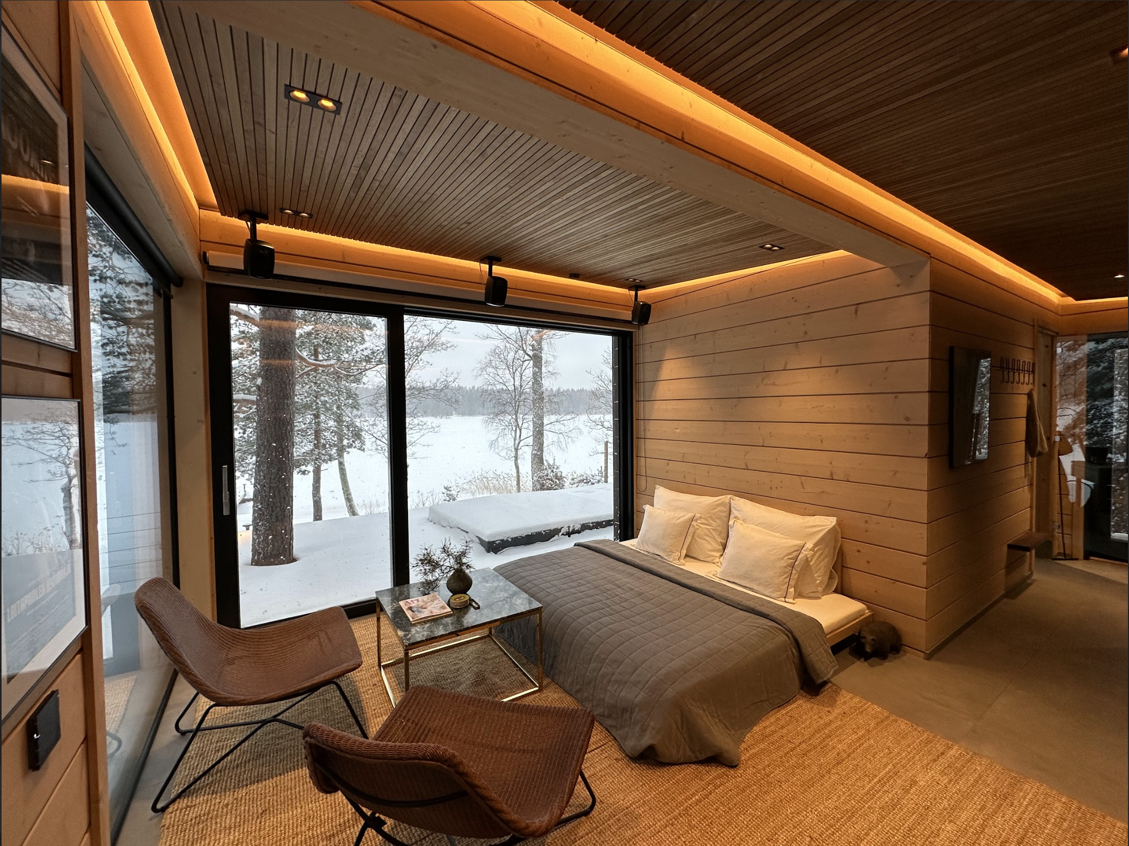 Huone, jossa on käytössä älykäs valaistus.